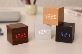 Reloj despertador de madera