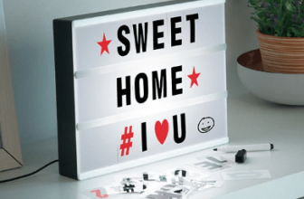 Lámpara con letras decorativas