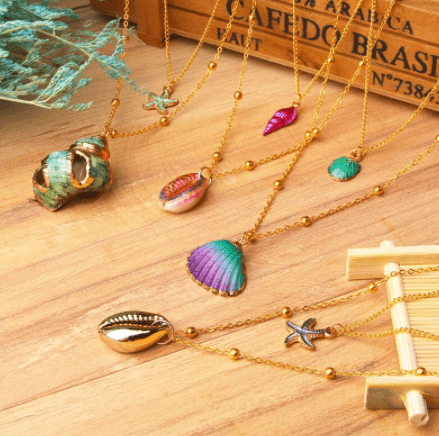 Collares de conchas y estrellas de mar