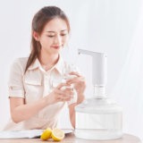 Dispensador eléctrico de agua con dispositivo de bombeo táctil