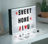 Lámpara con letras decorativas